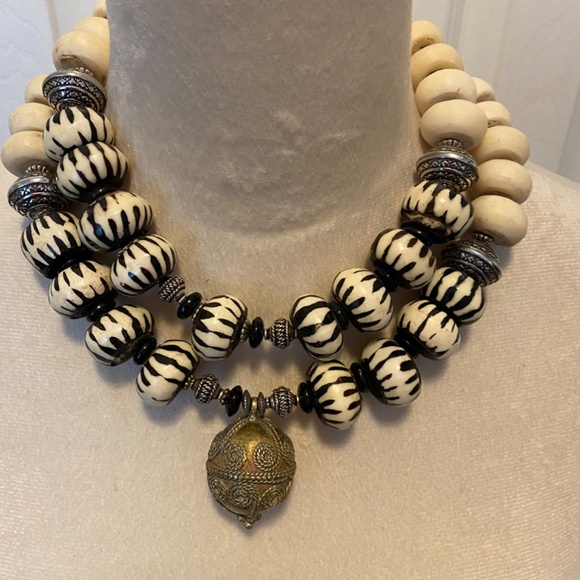 Statement necklace hand carved beads - Picture 2 of 6